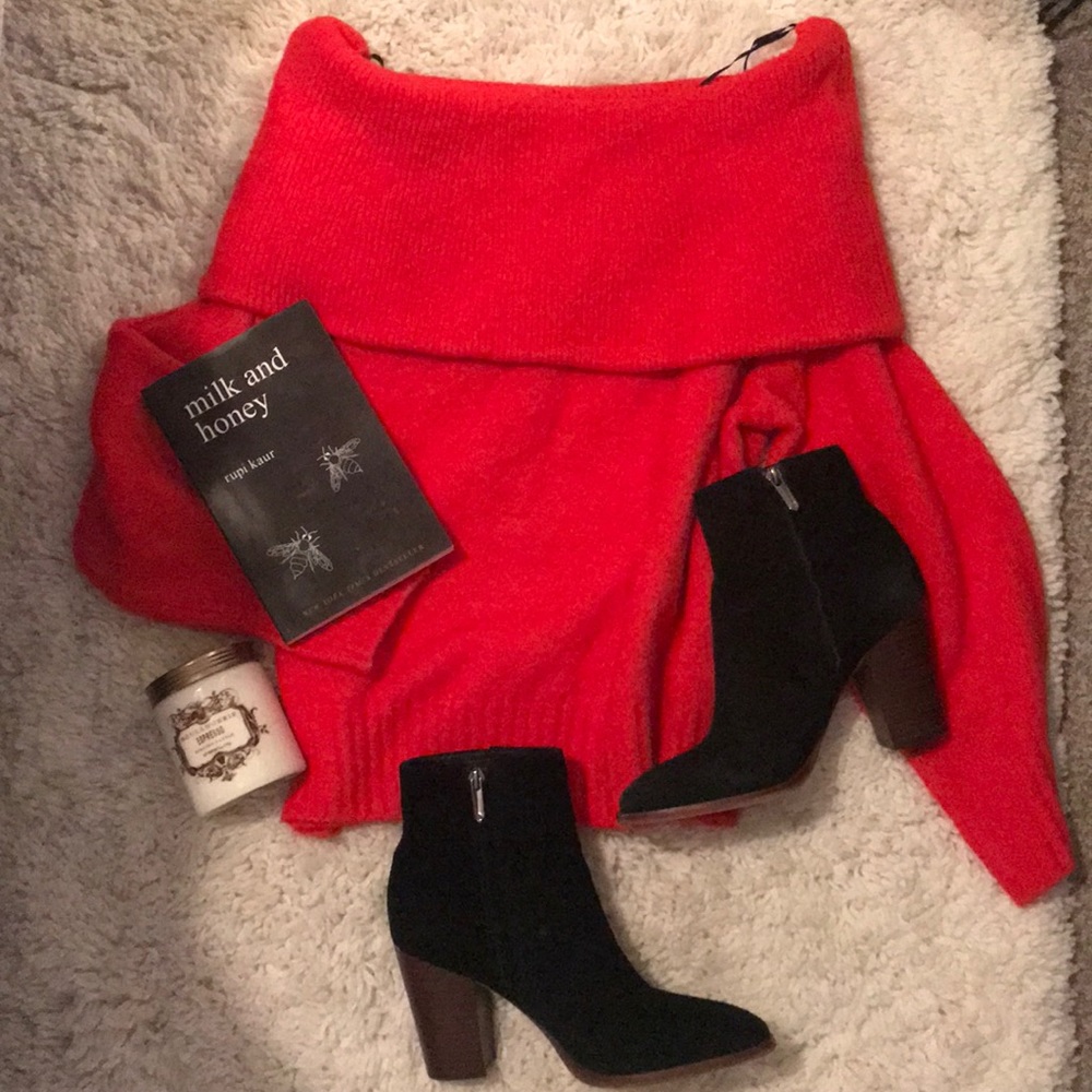 NWOT SÚPER SOFT AND WARM shoulder sweater